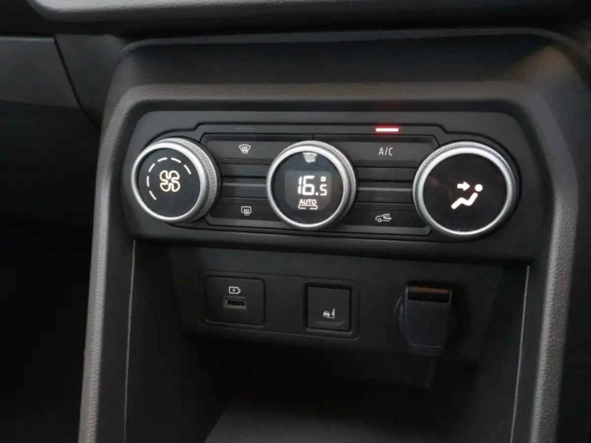 2022-dacia-sandero-10-sce-essential-big-15
