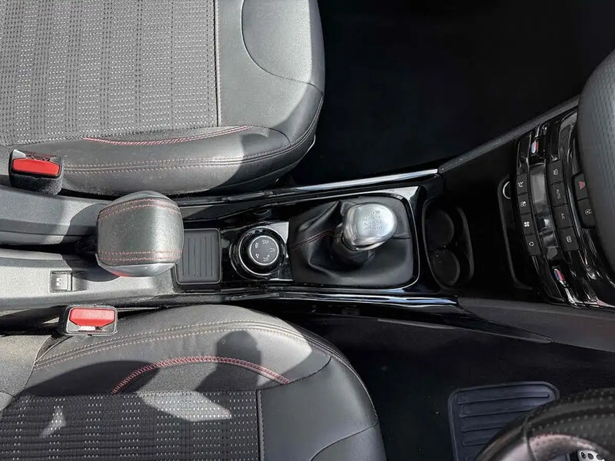 2018-peugeot-2008-suv-12-puretech-gt-line-130bhp-big-16