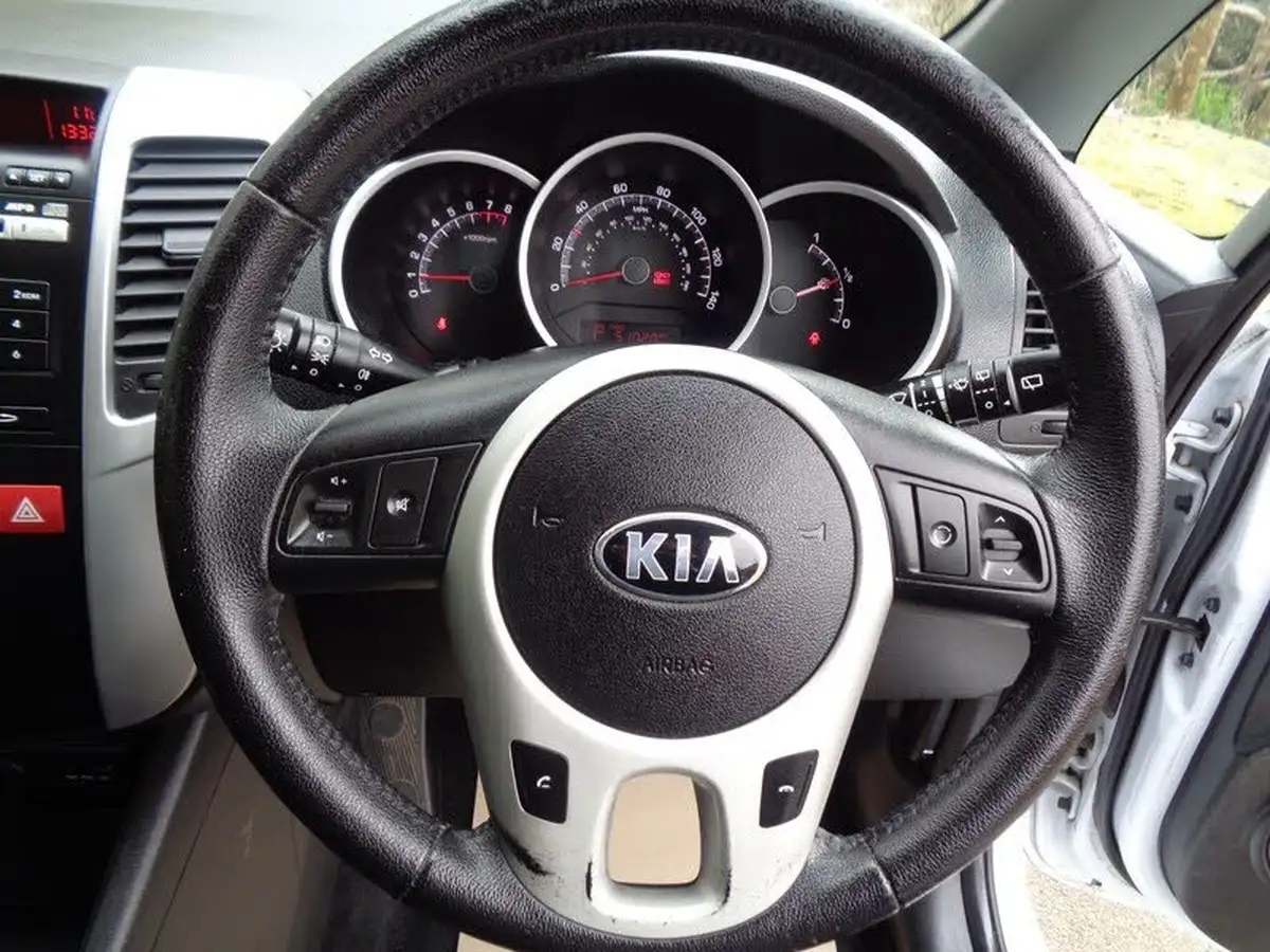 2013-kia-venga-16-2-big-11