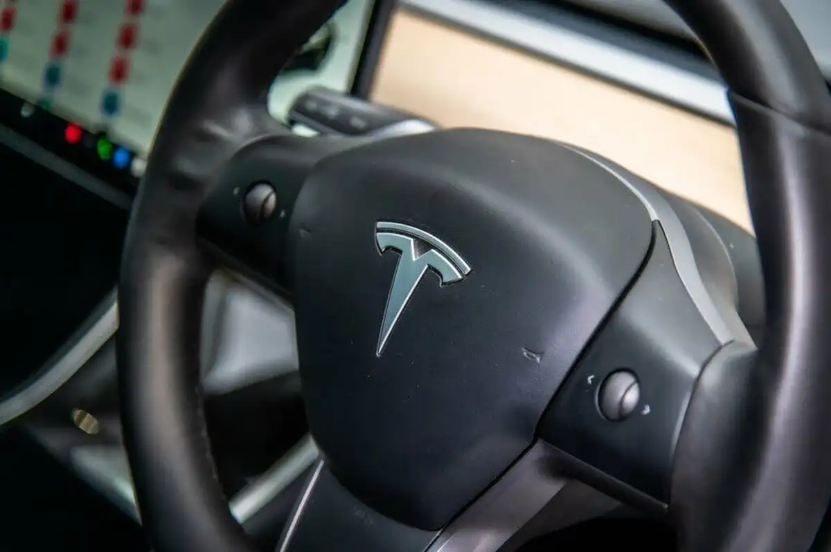 2020-tesla-model-3-e-performance-big-42