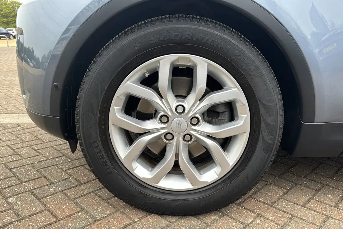 2018-land-rover-discovery-20-si4-se-big-40