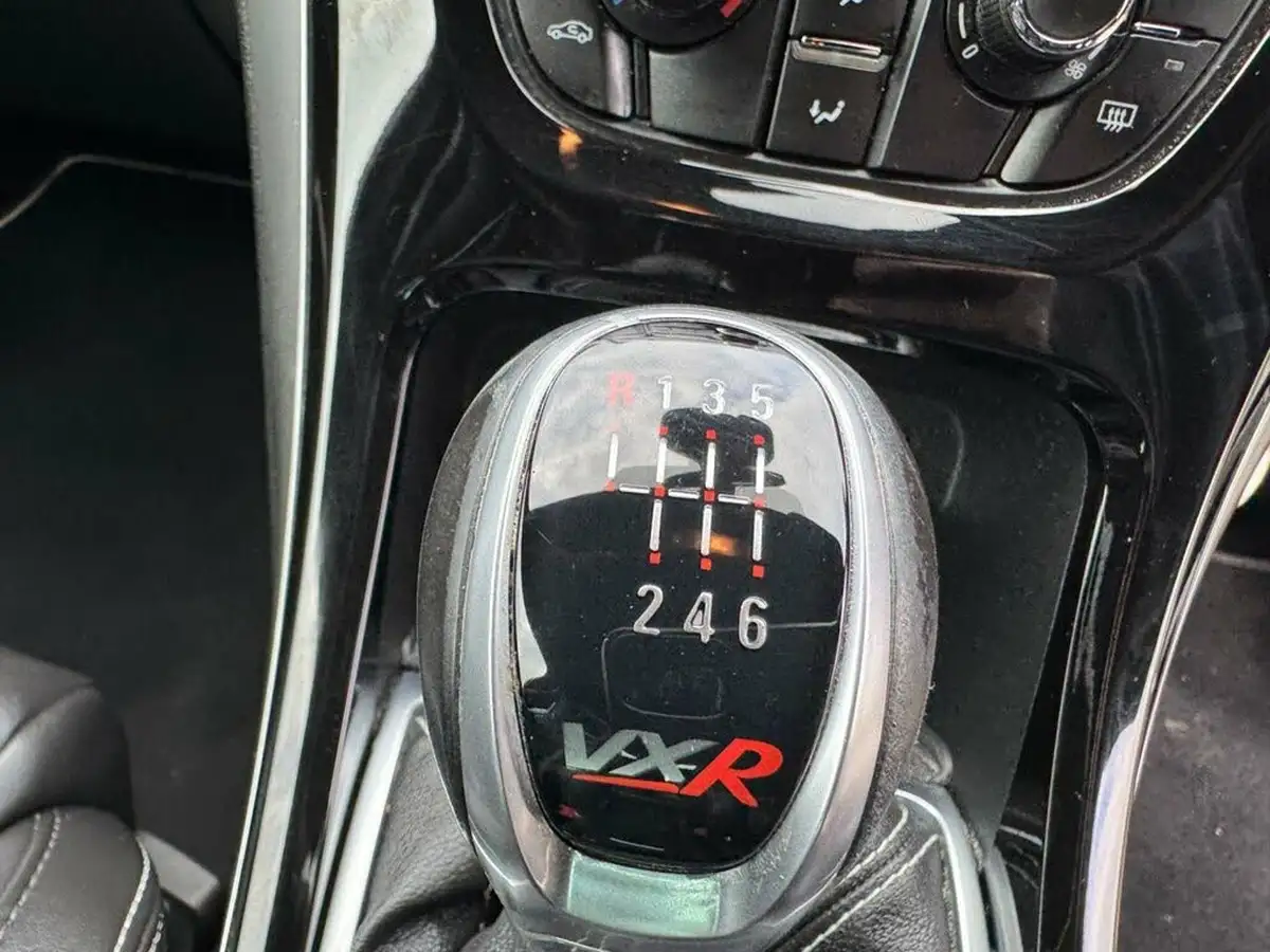 2013-vauxhall-astra-20-vxr-big-56