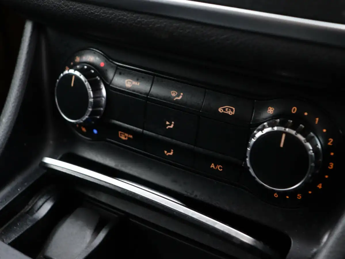 2019-mercedes-benz-gla-class-16-gla-180-urban-edition-big-25