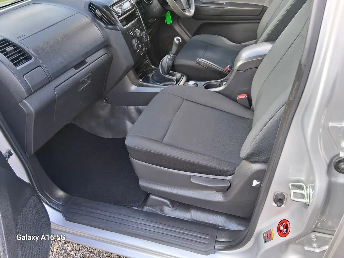 2017-isuzu-d-max-25td-4x4-double-pickup-big-15
