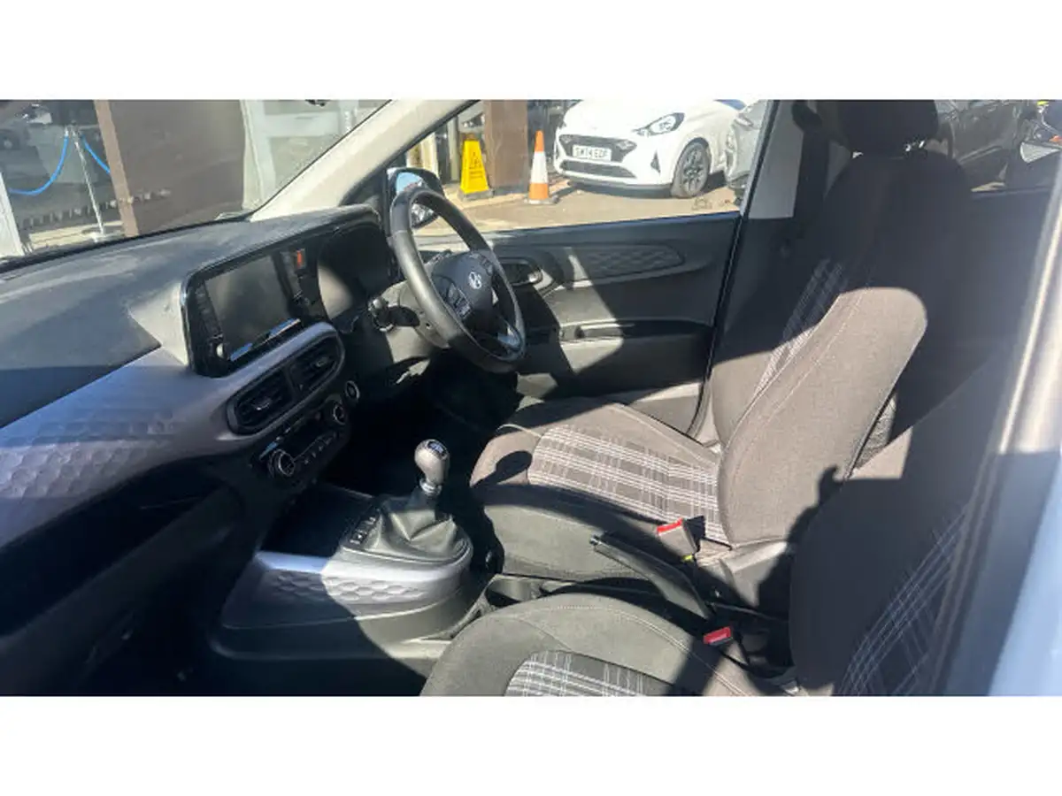 2023-hyundai-i10-12-premium-big-10