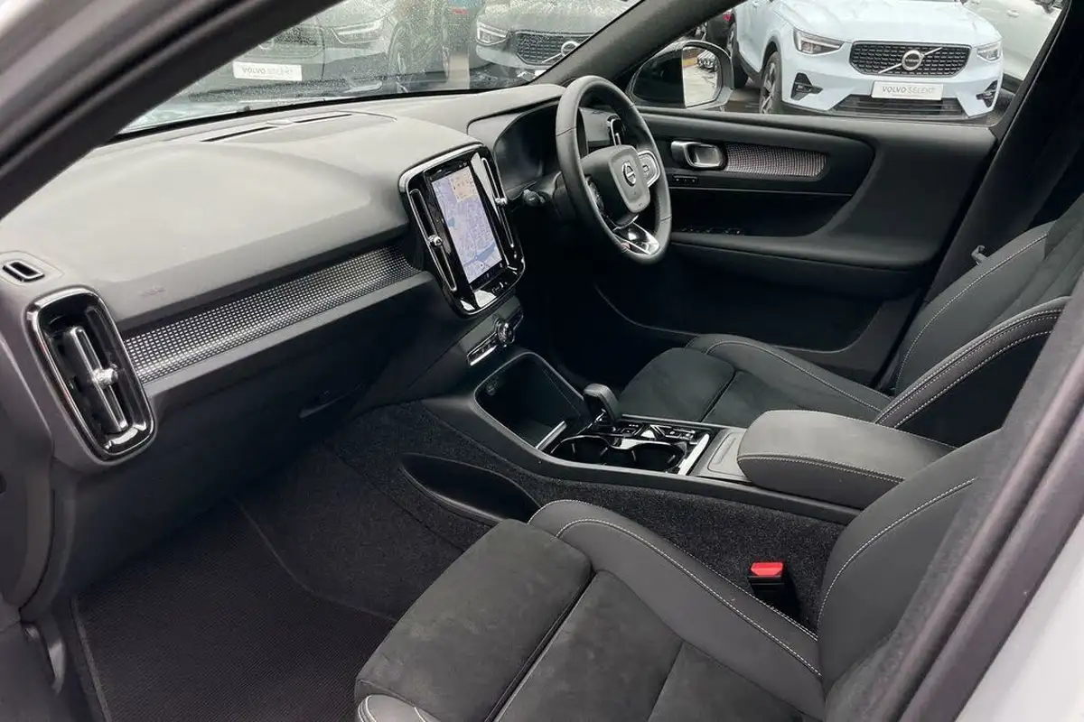 2024-volvo-xc40-20-b4-plus-big-25