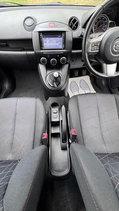2013-mazda-mazda2-13-venture-big-21