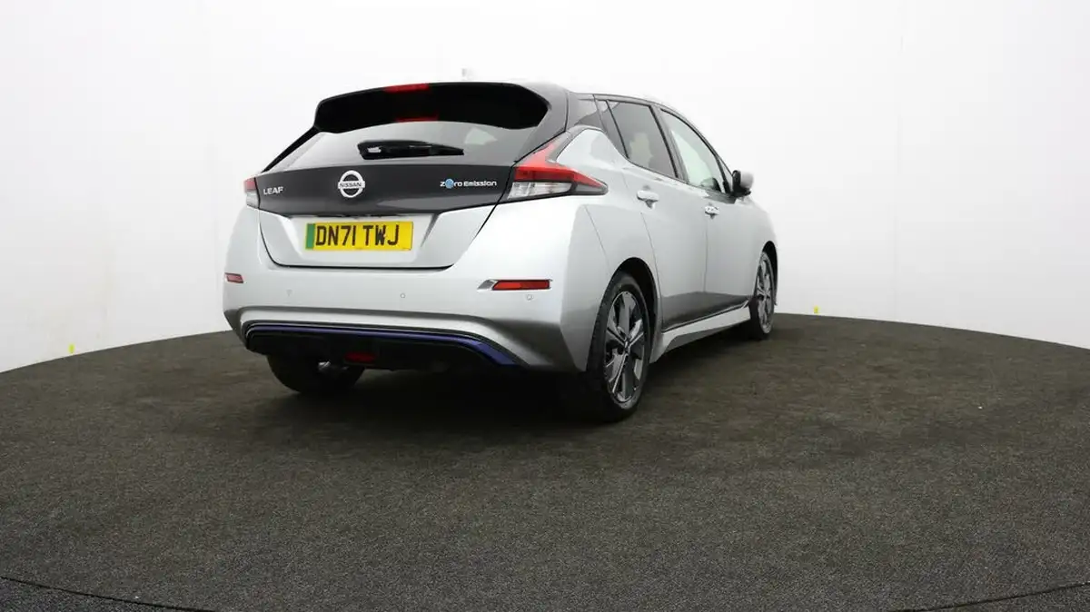 2021-nissan-leaf-e-tekna-big-74