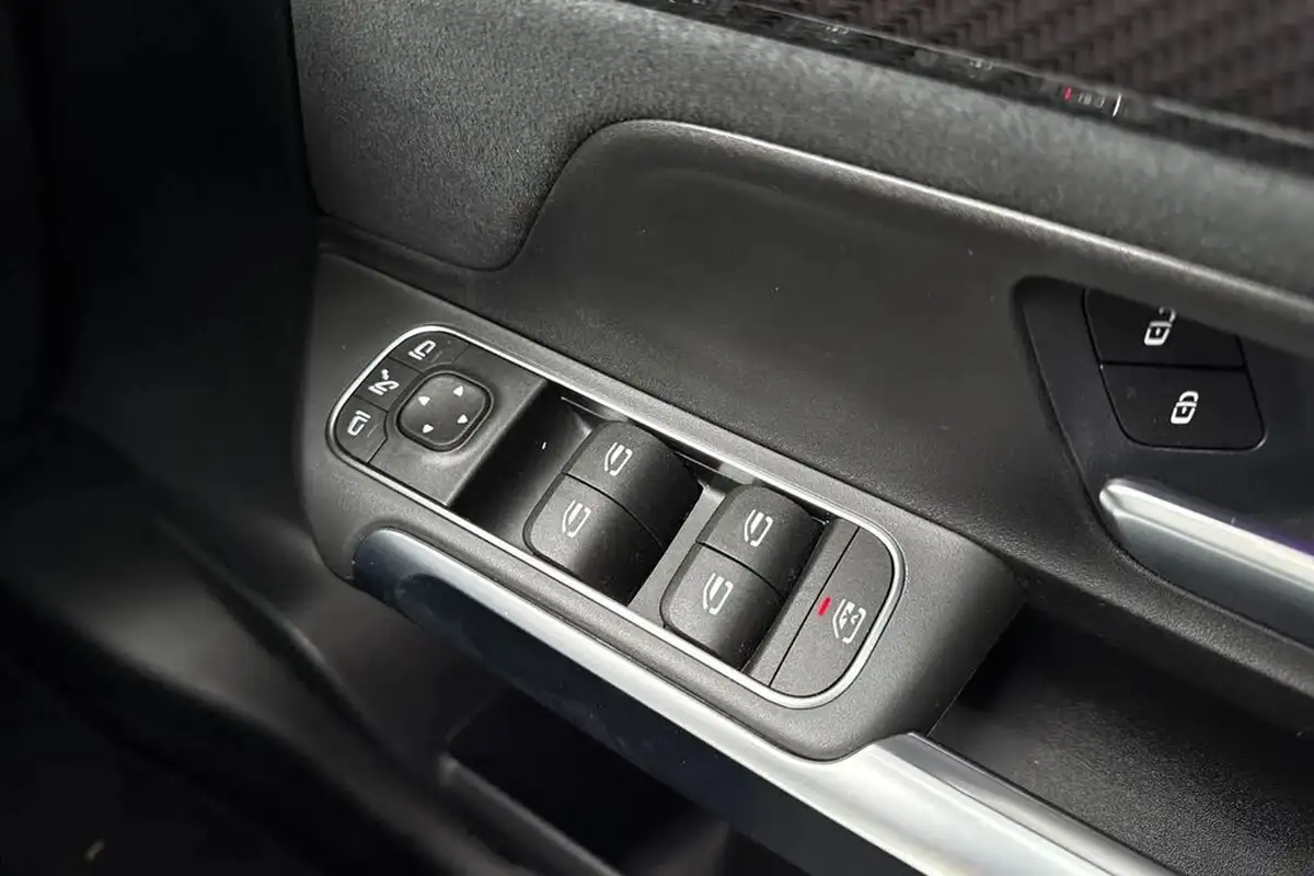 2022-mercedes-benz-glb-class-13-glb200-amg-line-premium-7g-tronic-big-44