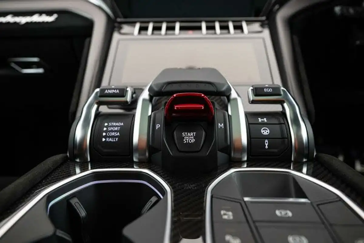 2024-lamborghini-urus-40-no-trim-big-10