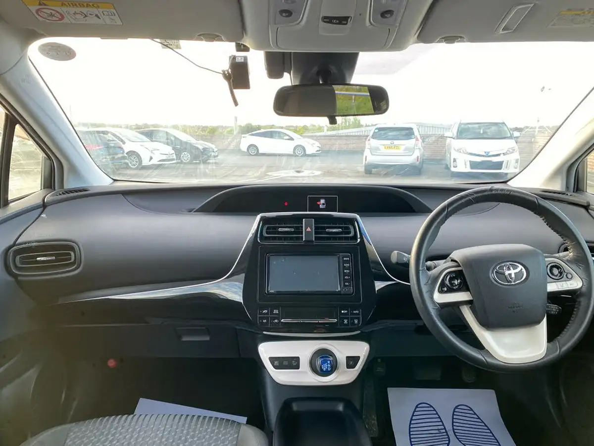 2017-toyota-prius-big-19