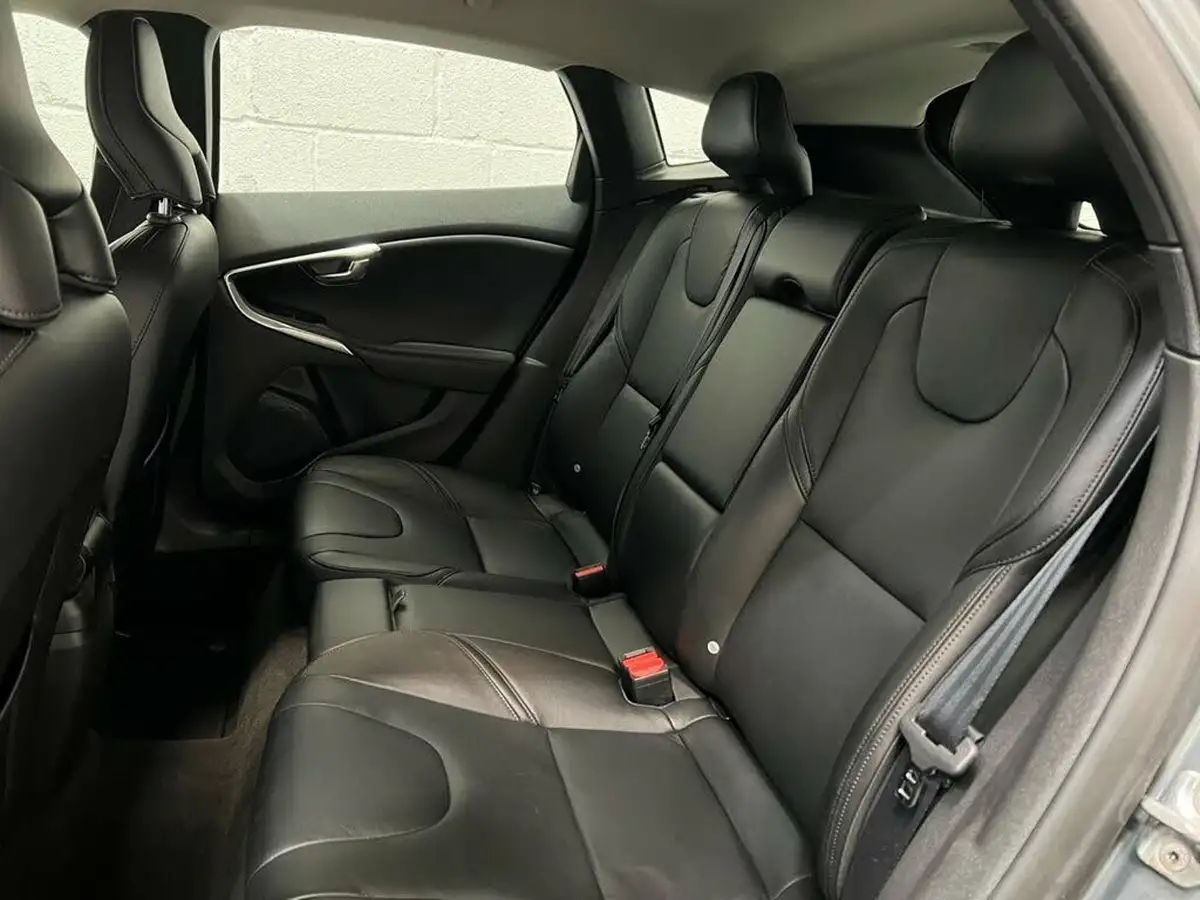 2014-volvo-v40-20td-d3-se-lux-big-37