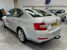 2015-skoda-octavia-20tdi-elegance-hatchback-small-4