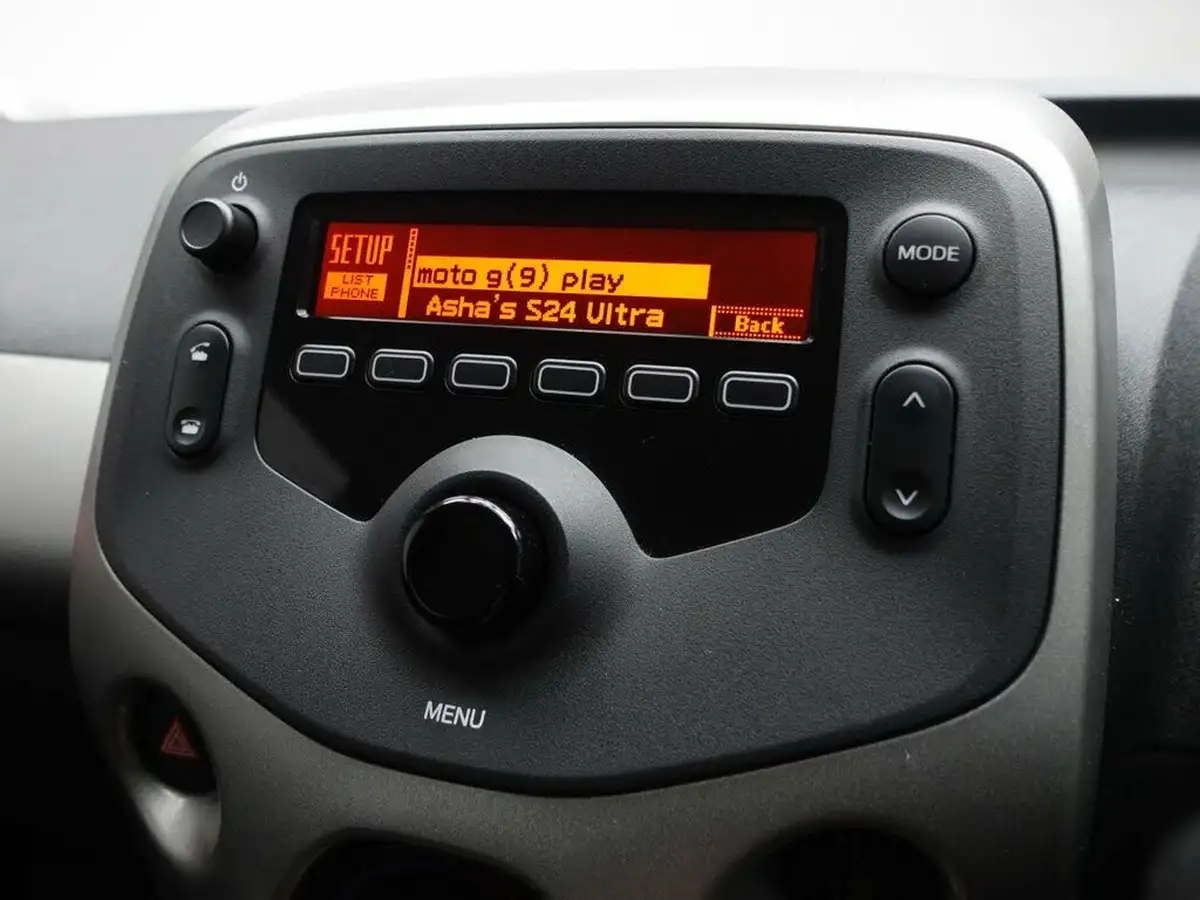 2015-toyota-aygo-10-vvt-i-x-play-5d-x-shift-big-26