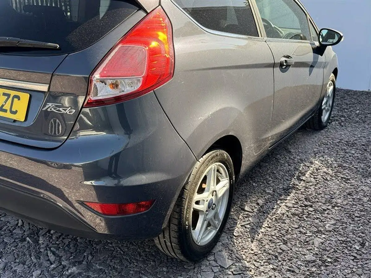2013-ford-fiesta-125-zetec-3d-big-8