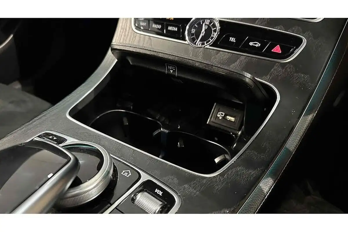 2020-mercedes-benz-e-class-20d-e300de-amg-line-premium-eq-power-saloon-4d-big-46