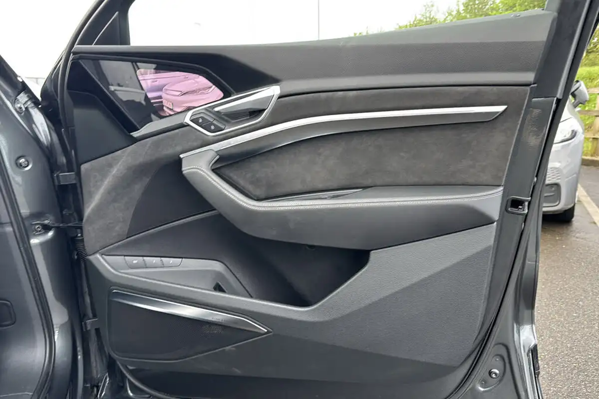 2020-audi-e-tron-55e-s-line-sportback-big-26