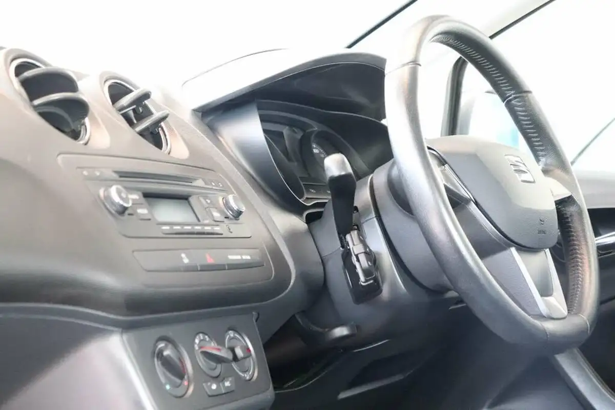 2015-seat-ibiza-12-i-tech-hatchback-5d-big-30