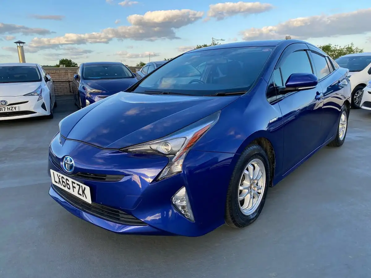 2016-toyota-prius-big-31