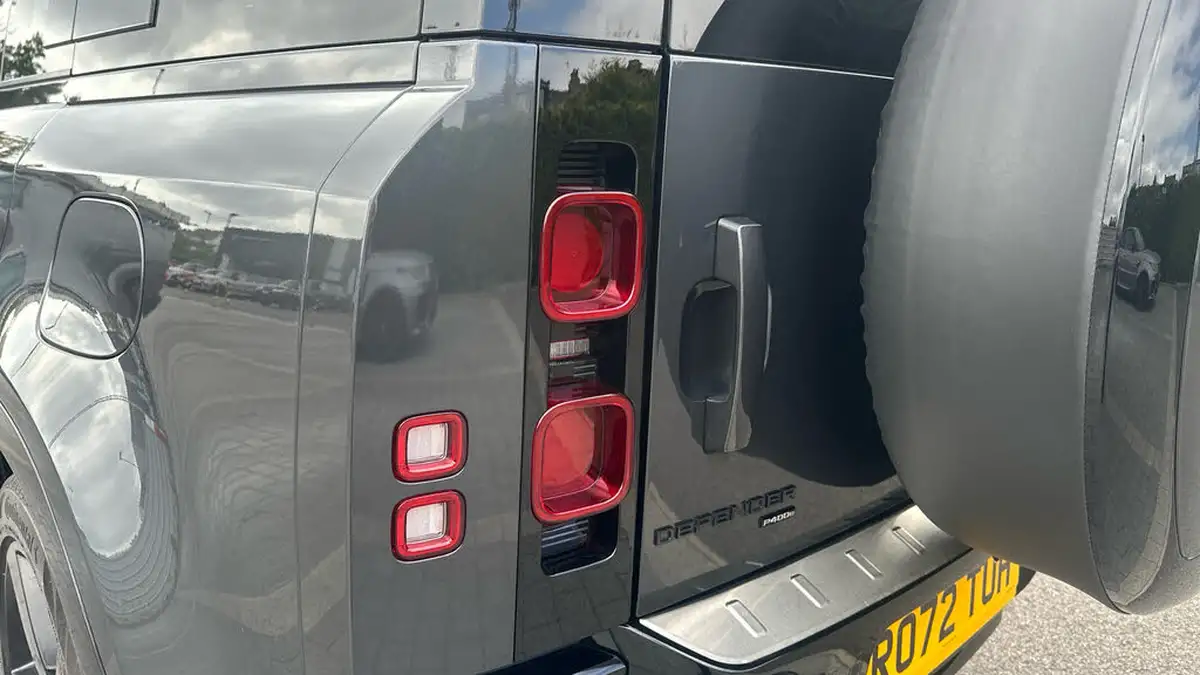 2022-land-rover-110-defender-20-p400e-x-dynamic-hse-big-18
