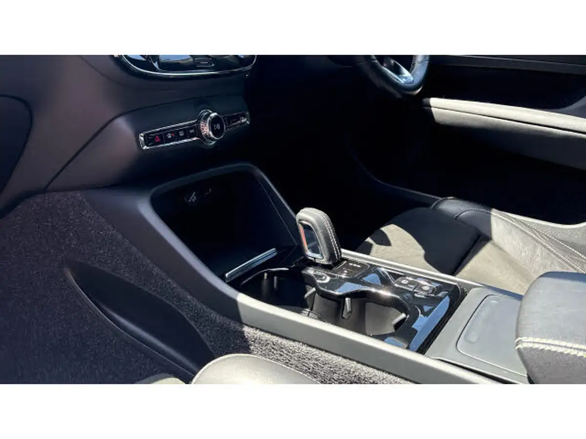 2020-volvo-xc40-20-b4-r-design-awd-big-12