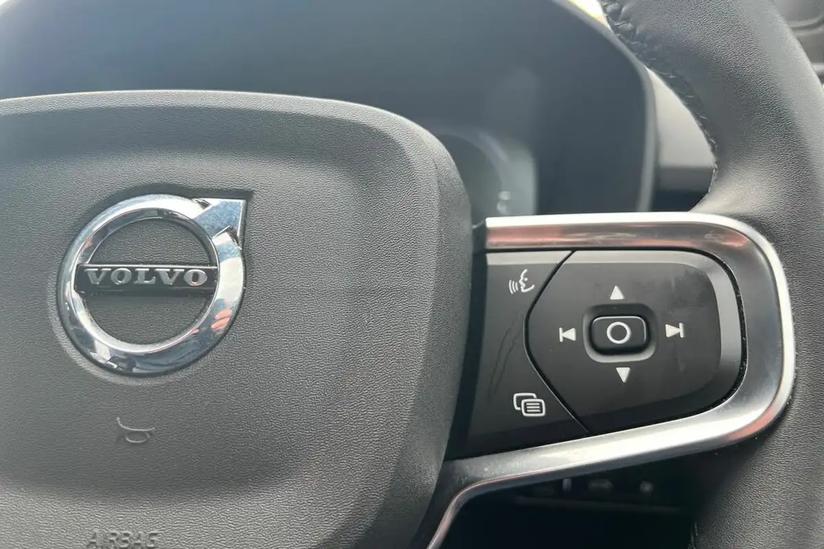 2023-volvo-xc40-15-t5-ultimate-dark-big-11