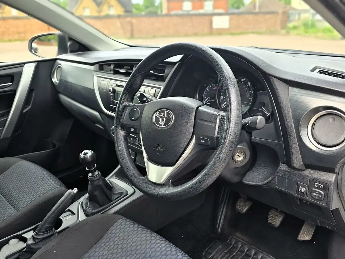 2014-toyota-auris-14td-active-touring-sports-big-14