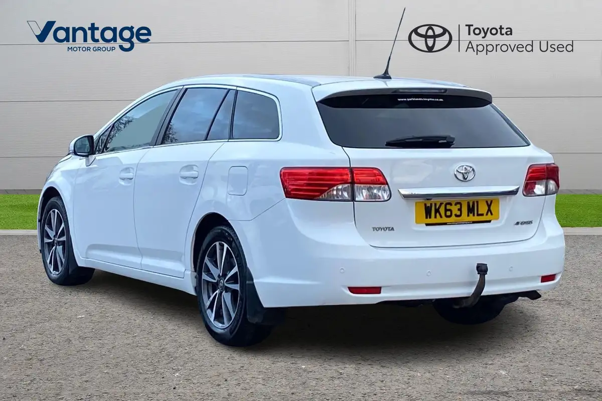 2013-toyota-avensis-20td-icon-estate-5d-big-4
