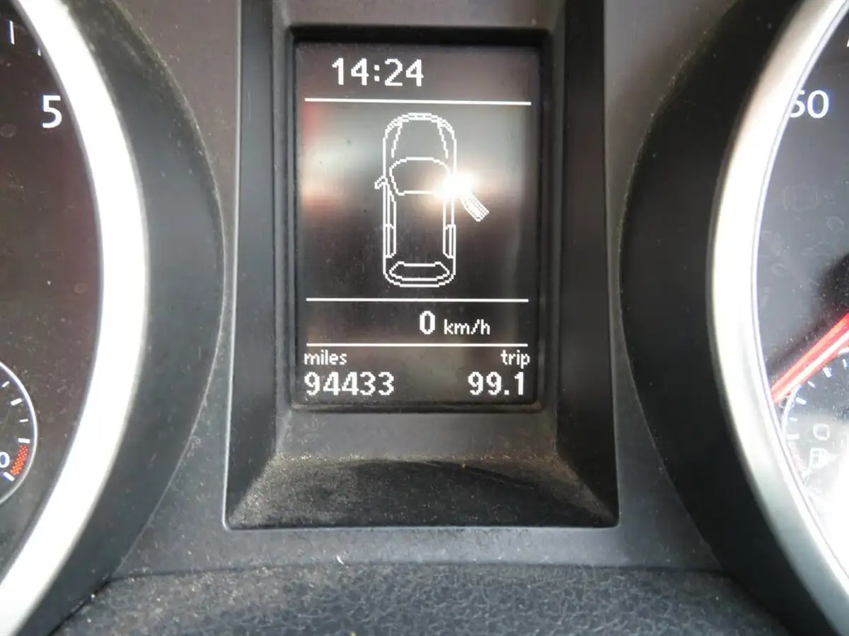 2012-volkswagen-golf-14-match-5d-big-23