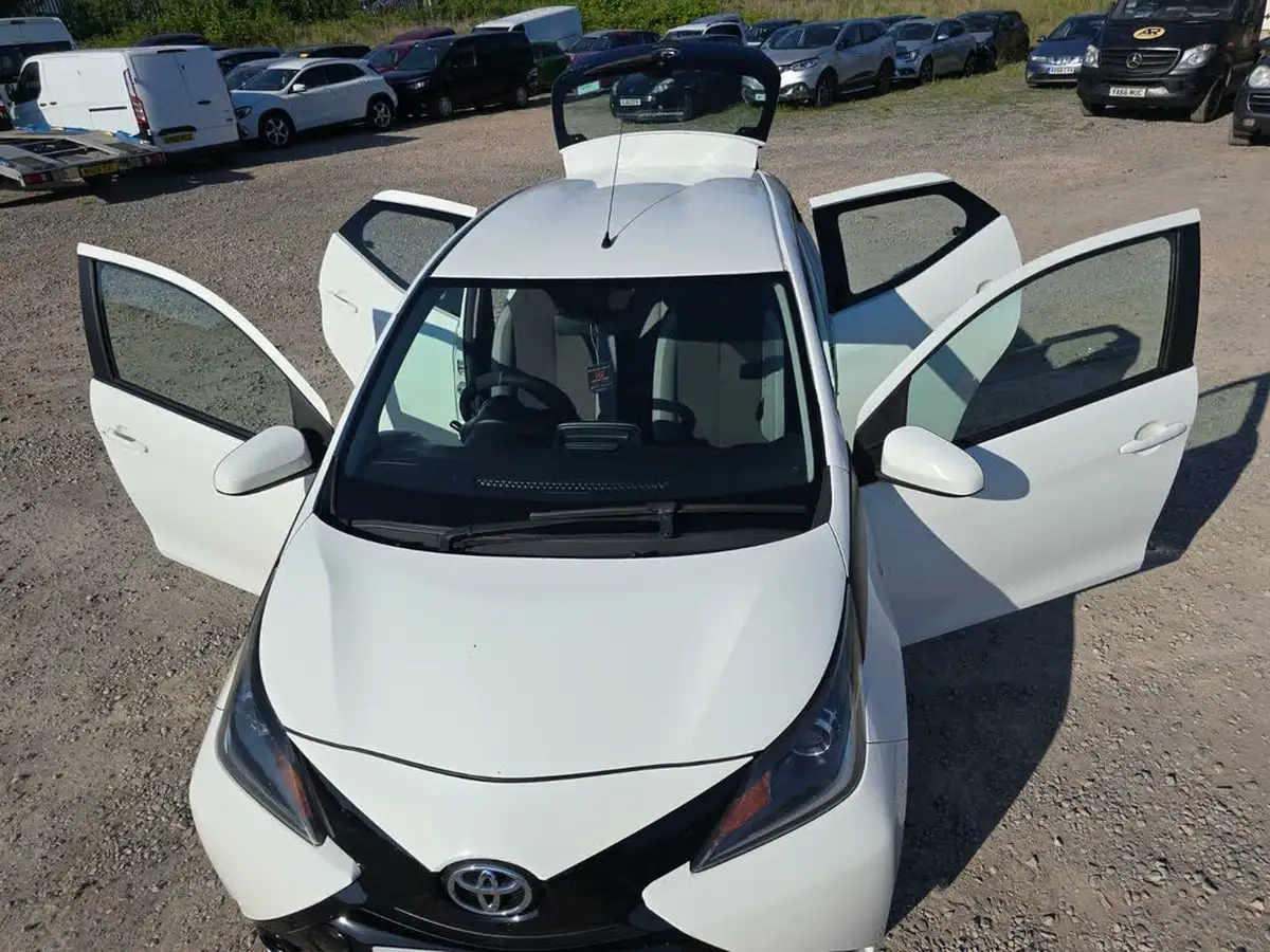 2015-toyota-aygo-10-vvt-i-x-play-5d-x-shift-big-54