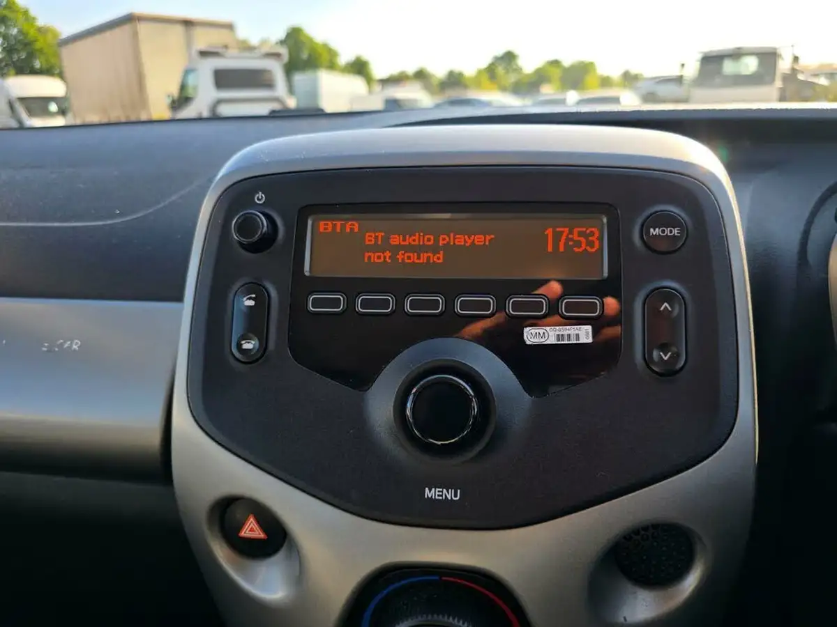 2015-toyota-aygo-10-vvt-i-x-play-5d-x-shift-big-30