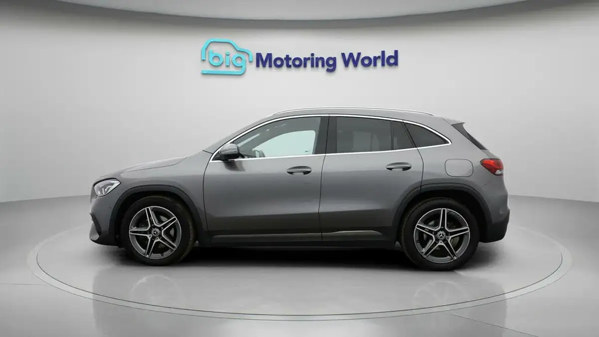 2022-mercedes-benz-gla-class-13-gla-200-amg-line-executive-big-3