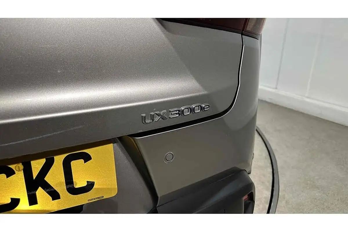 2021-lexus-ux-300e-e-ux-big-14