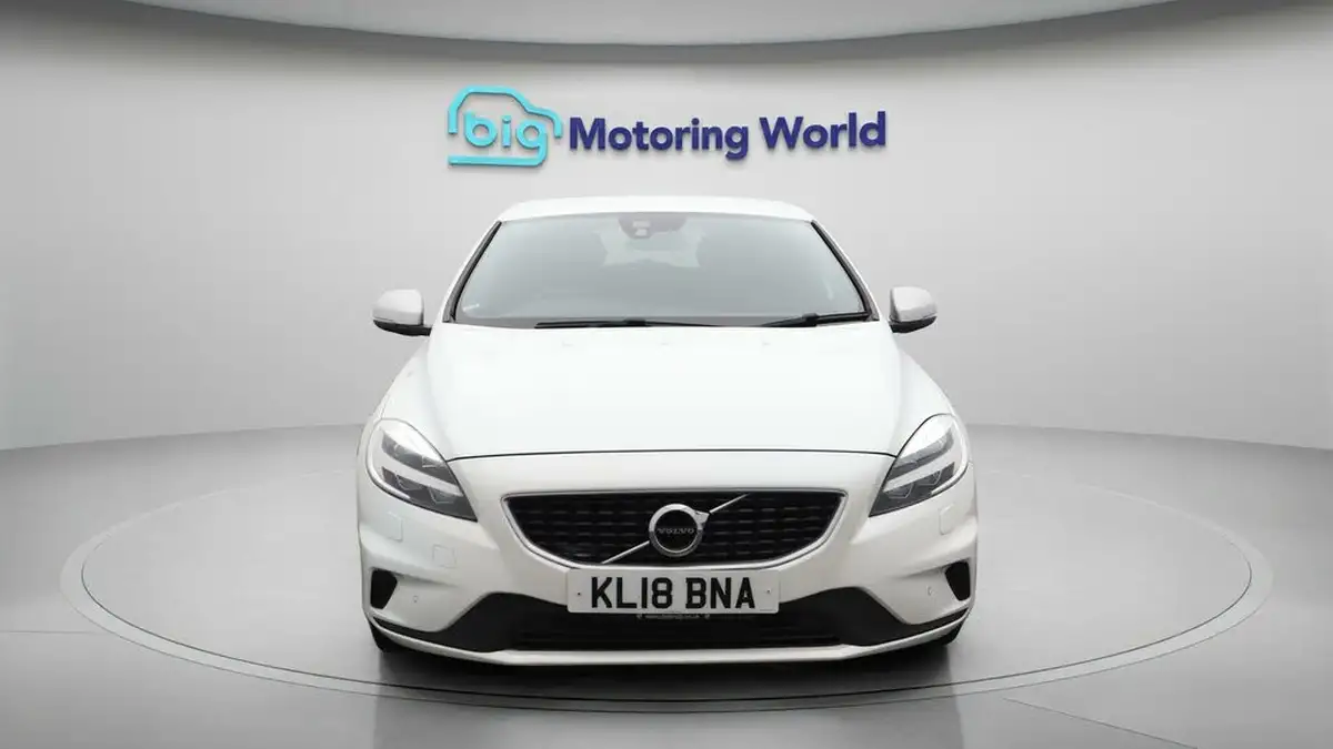 2018-volvo-v40-15-t2-r-design-nav-plus-big-1