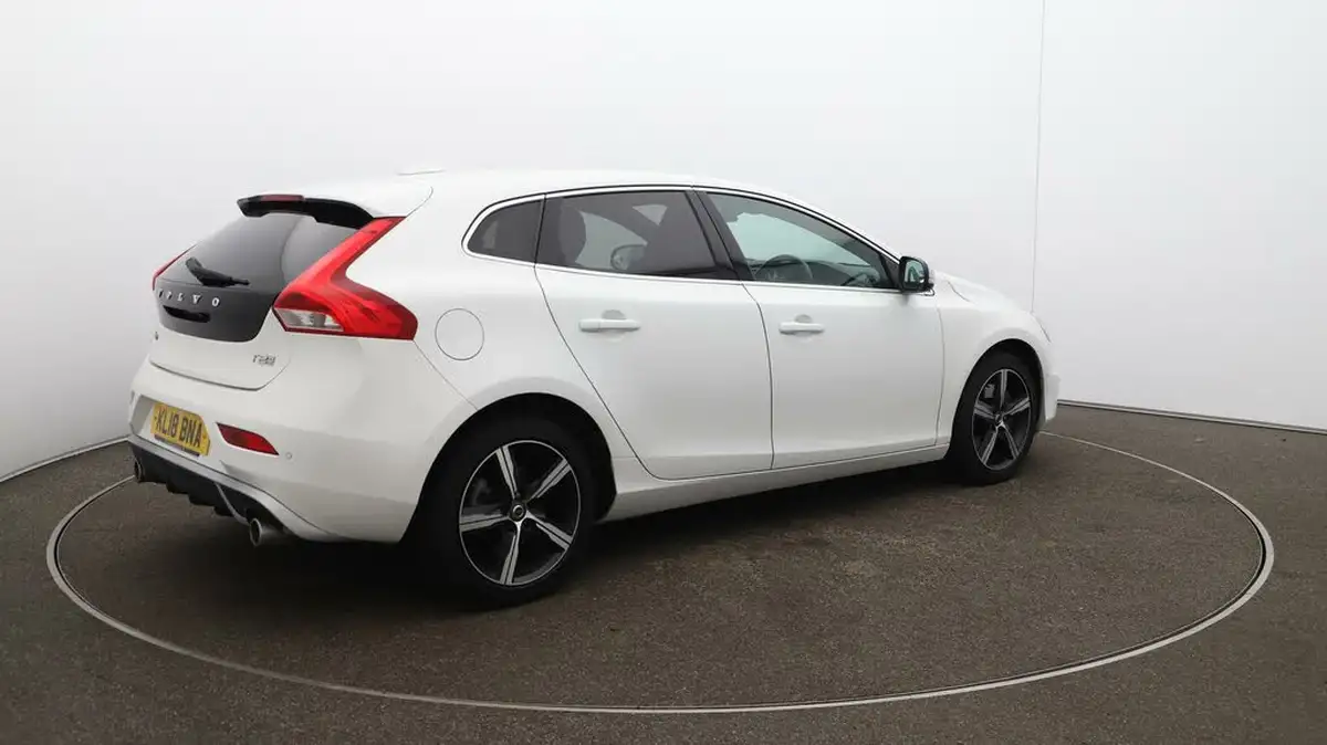 2018-volvo-v40-15-t2-r-design-nav-plus-big-53