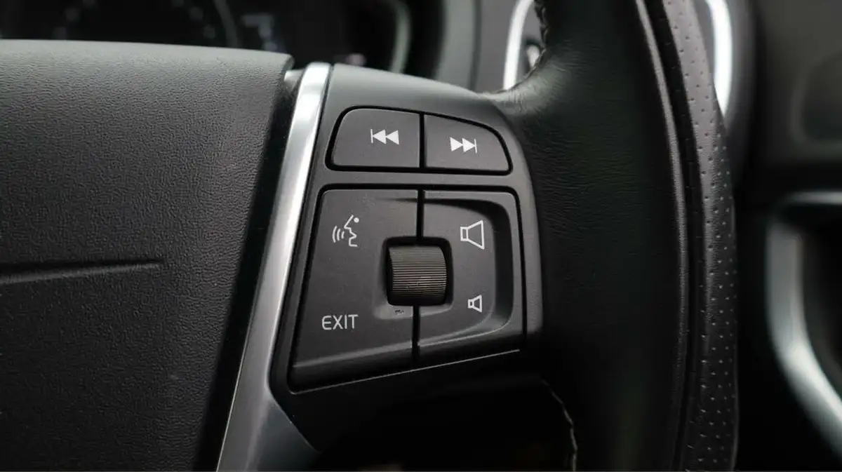 2018-volvo-v40-15-t2-r-design-nav-plus-big-25