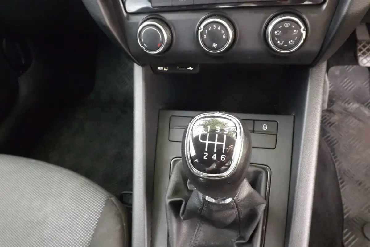 2016-skoda-octavia-10-tsi-s-hatchback-big-8