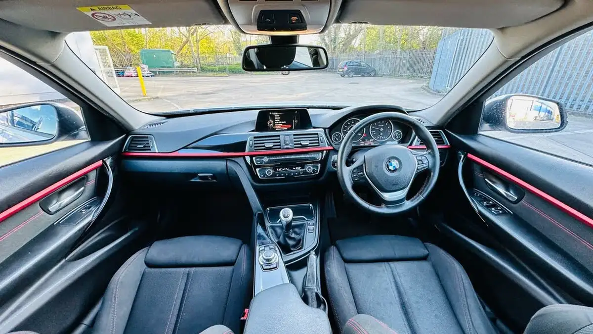 2016-bmw-3-series-15-318i-sport-saloon-4d-big-2