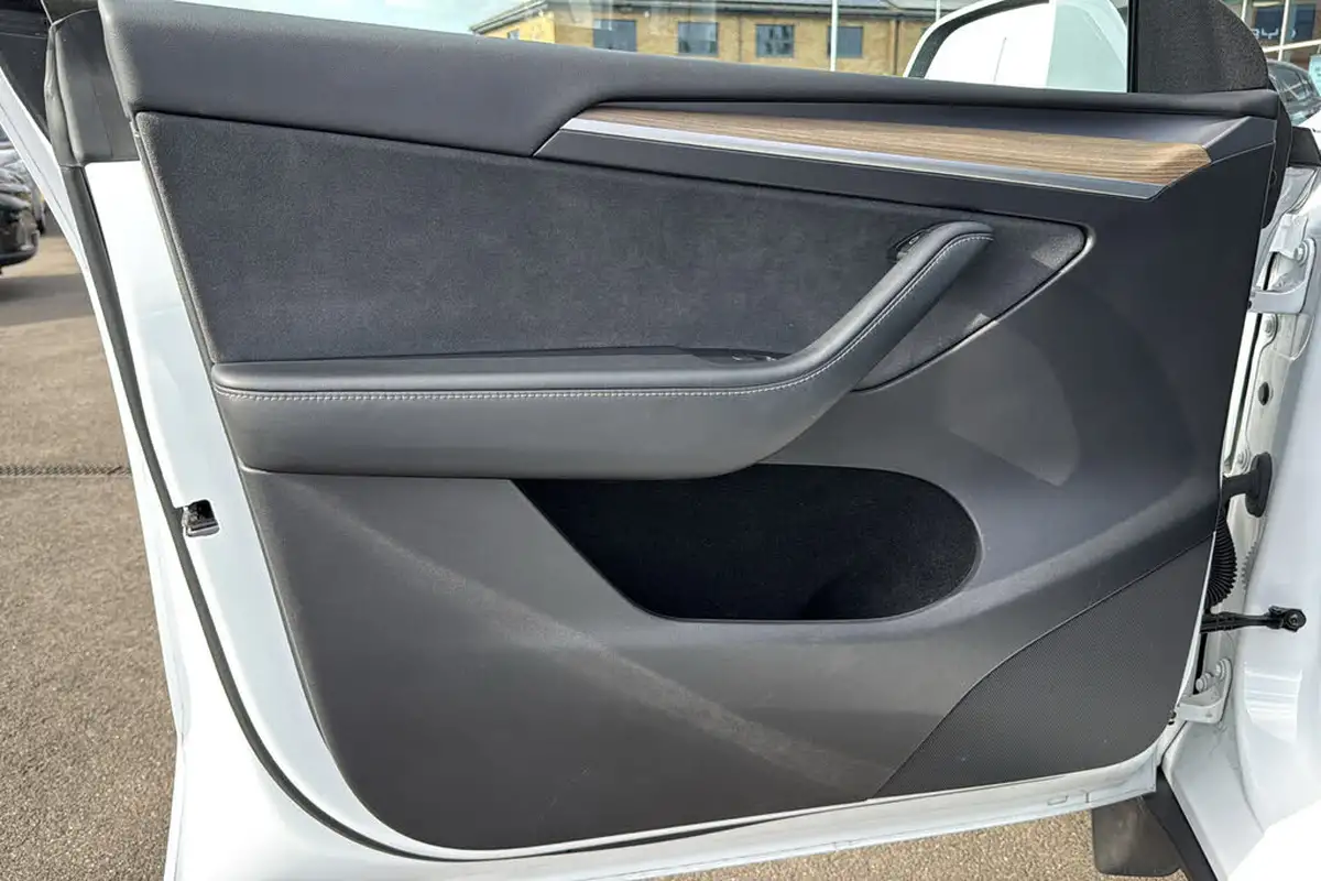 2022-tesla-model-y-e-long-range-big-33