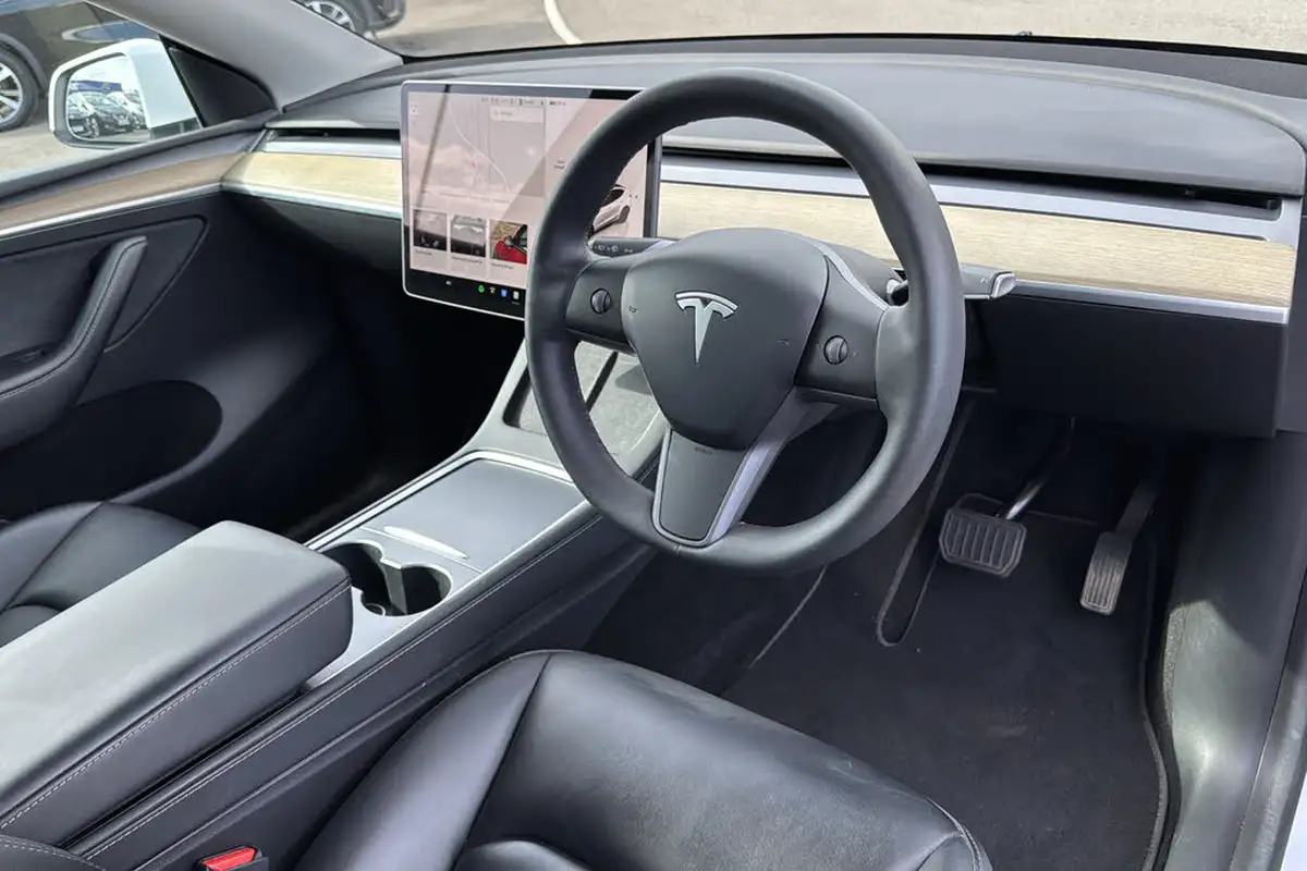 2022-tesla-model-y-e-long-range-big-9