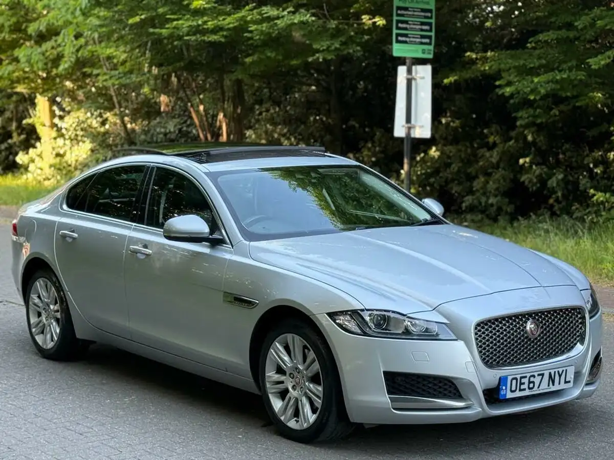 2017-jaguar-xf-20td-portfolio-240ps-awd-saloon-4d-1998cc-auto-big-0