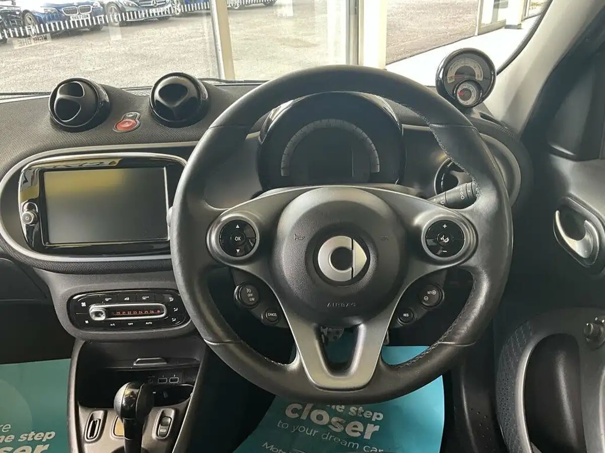 2021-smart-forfour-eq-premium-big-10