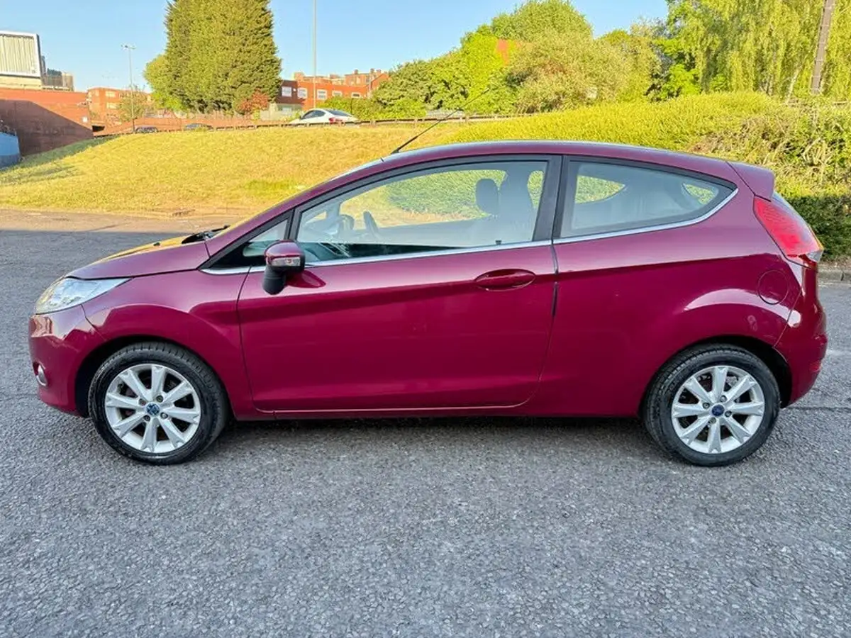 2010-ford-fiesta-125-zetec-3d-big-5