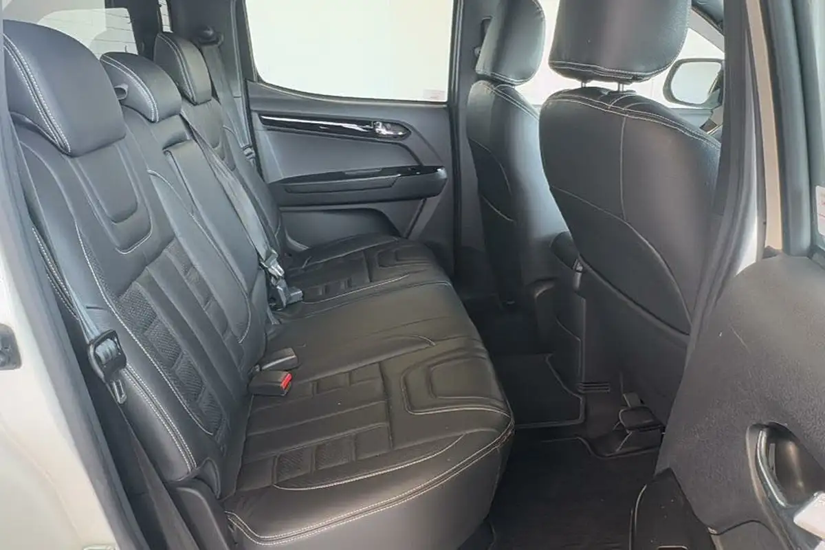 2020-isuzu-d-max-19td-blade-big-21
