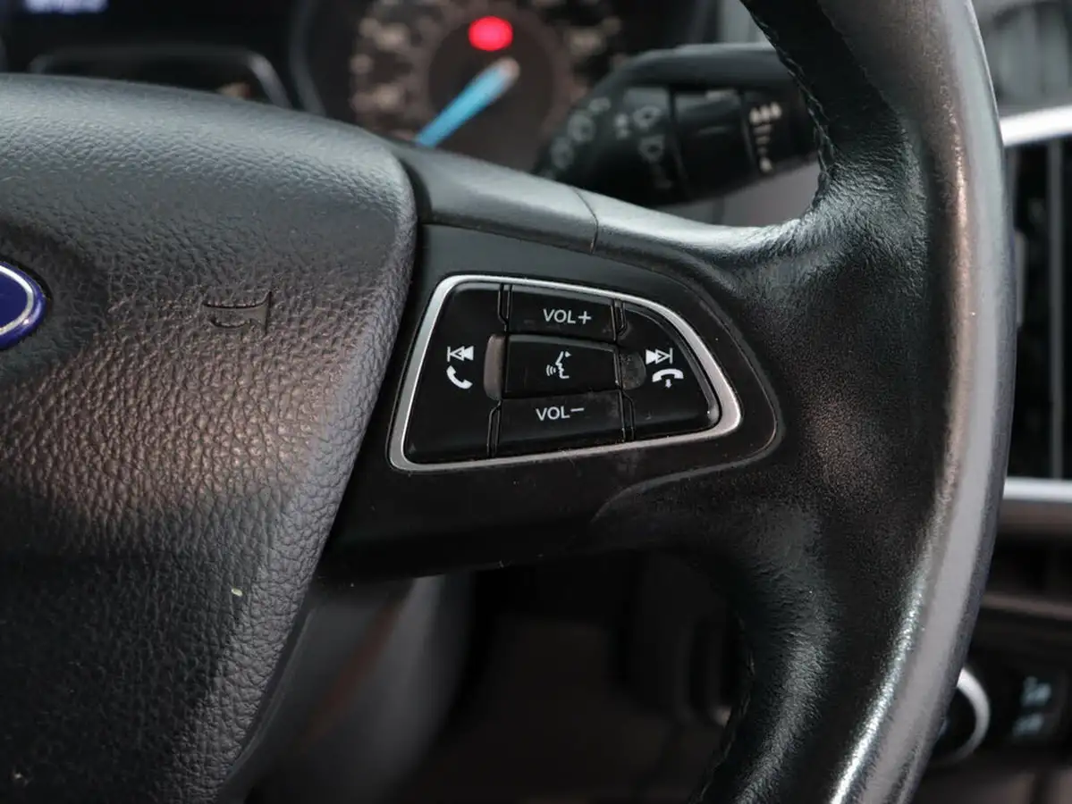 2015-ford-focus-15-titanium-hatchback-big-31