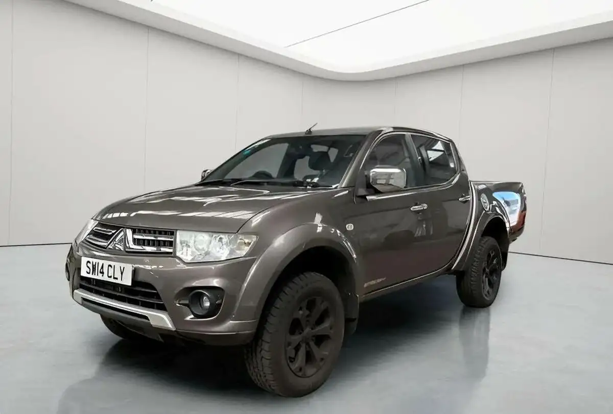 2014-mitsubishi-l200-25td-barbarian-black-big-0