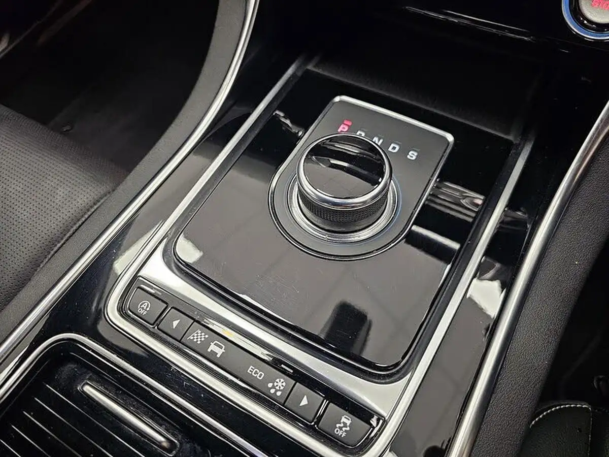 2019-jaguar-xe-20i-r-sport-200ps-big-23
