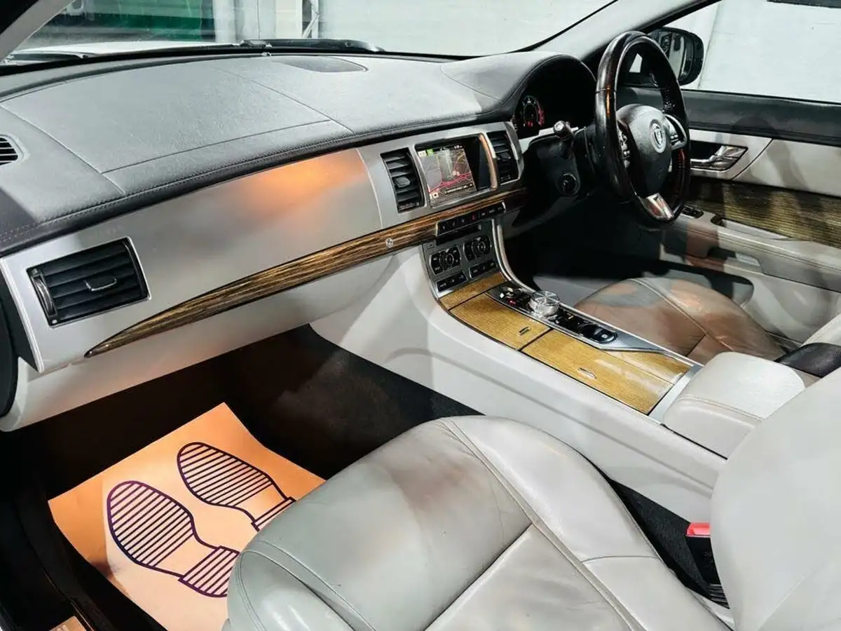 2013-jaguar-xf-22td-premium-luxury-200ps-ss-saloon-4d-auto-big-12