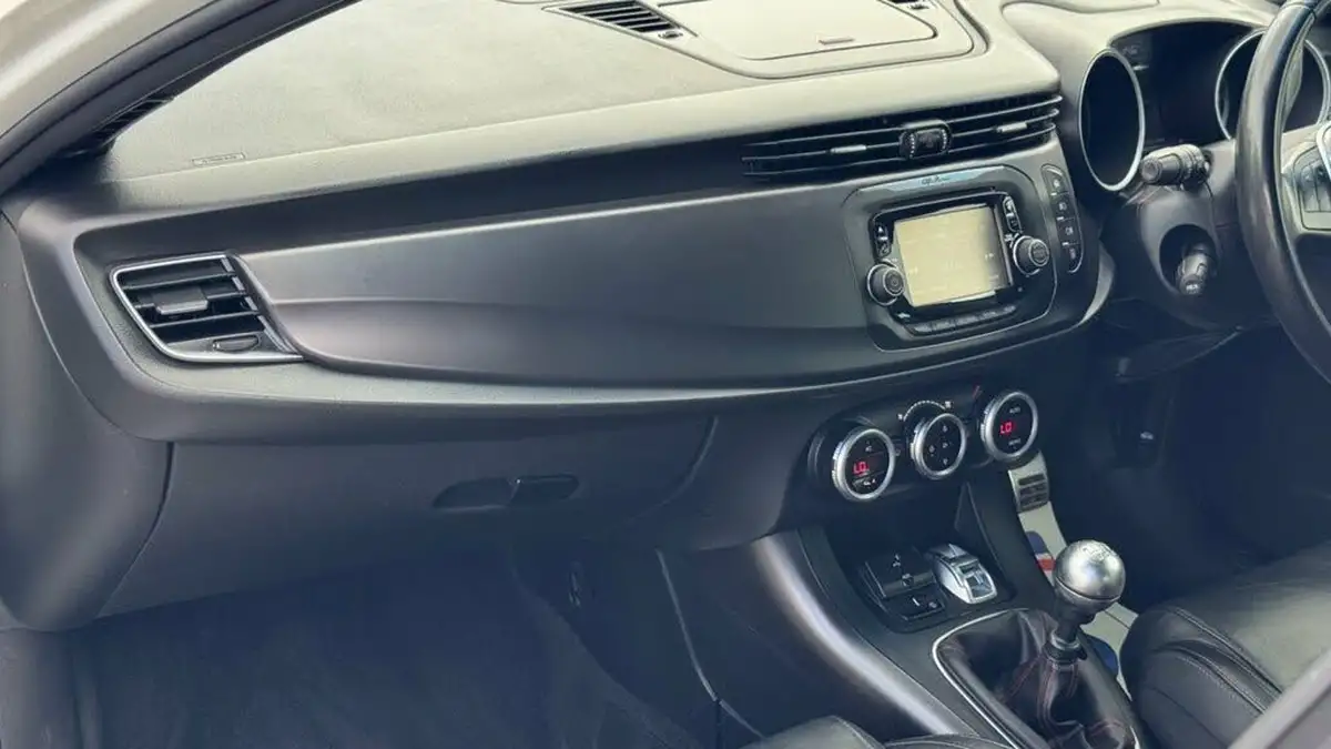 2014-alfa-romeo-giulietta-14-exclusive-big-37