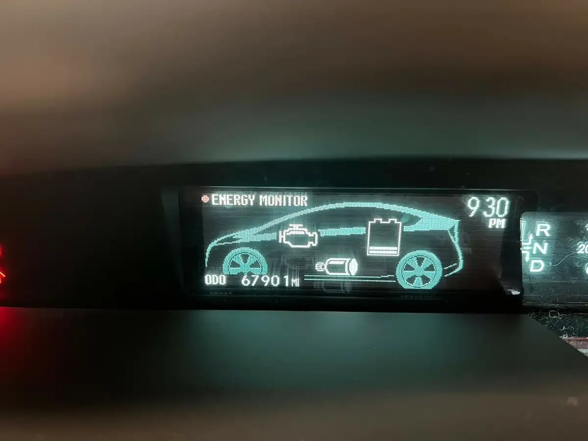 2010-toyota-prius-big-8